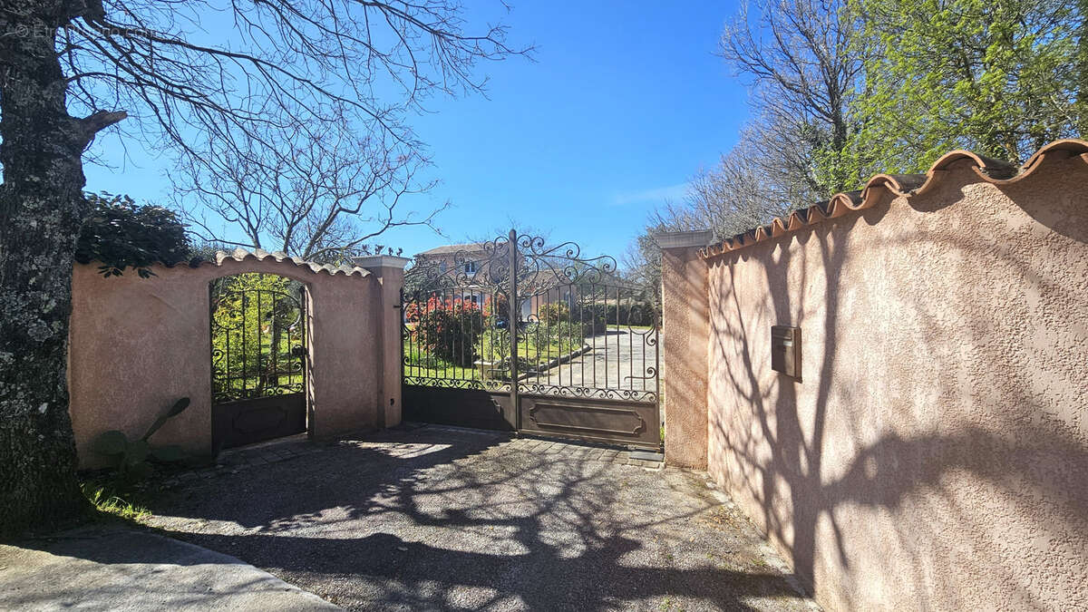 Maison à BAGNOLS-EN-FORET