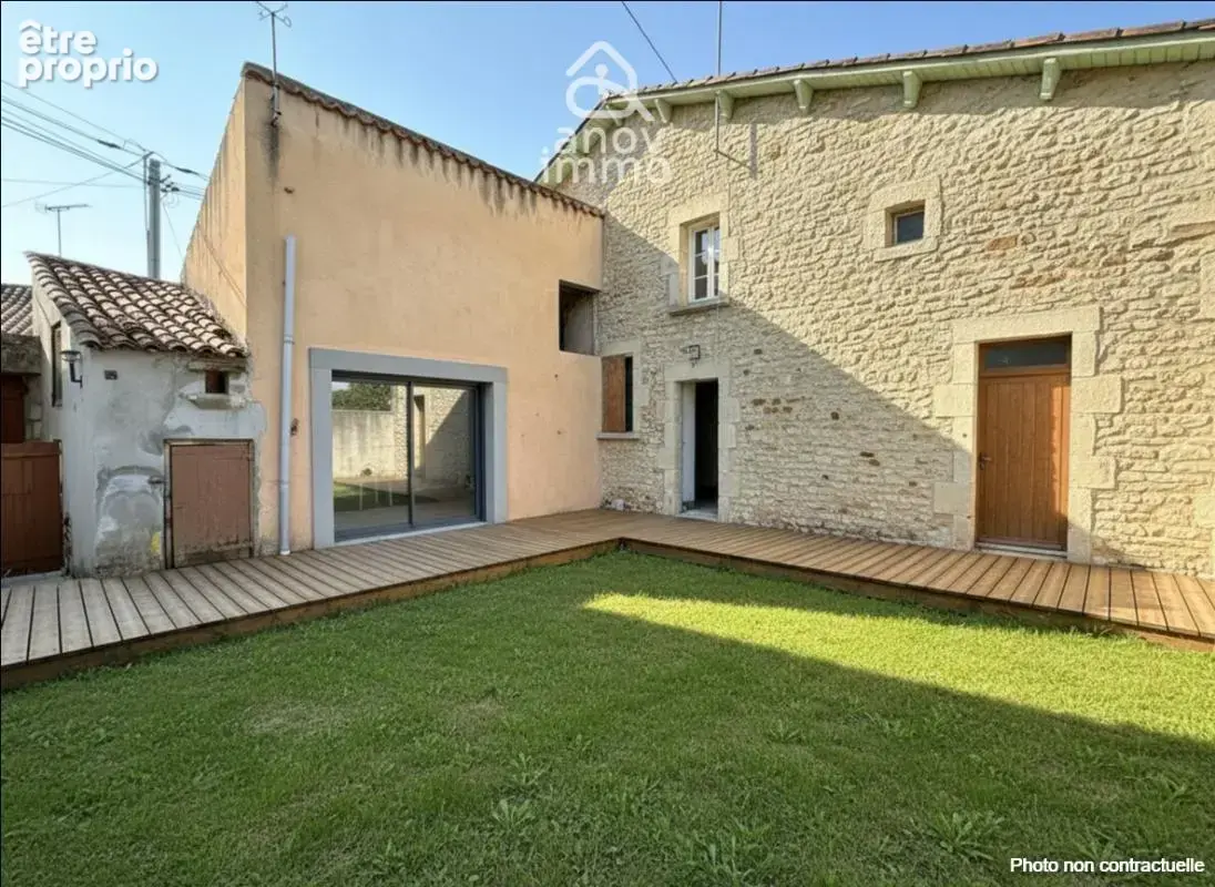 Maison charentaise en pierres à rénover La Couronne (15 min - photo 1
