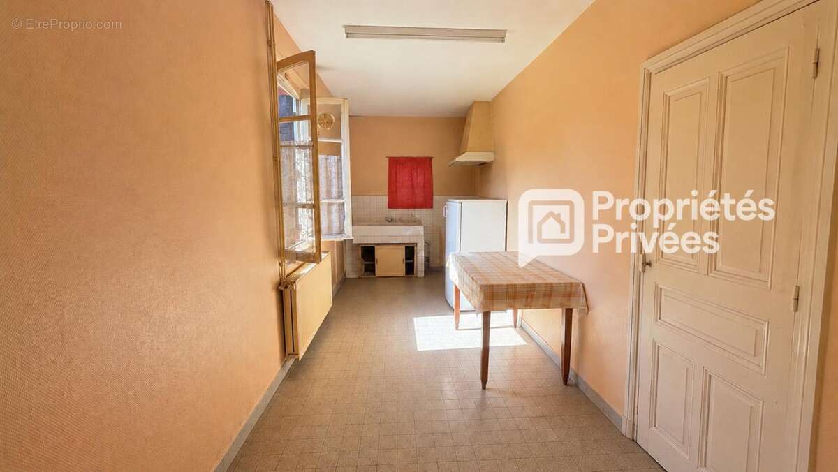 Sur 2700 m2 de terrain, belle ferme à rénover - photo 8