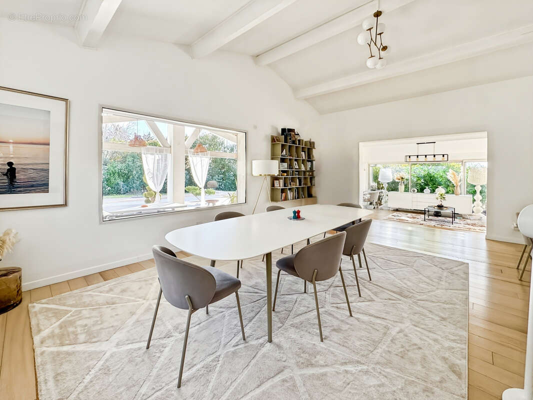 Éguilles   Belle propriété familiale avec dépendances, piscine et double garage. - photo 4