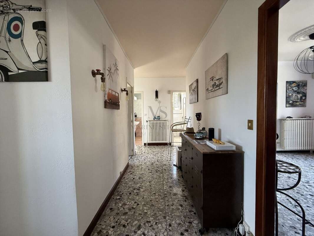 Maison en trois faces sur deux niveaux avec Garage. - photo 16
