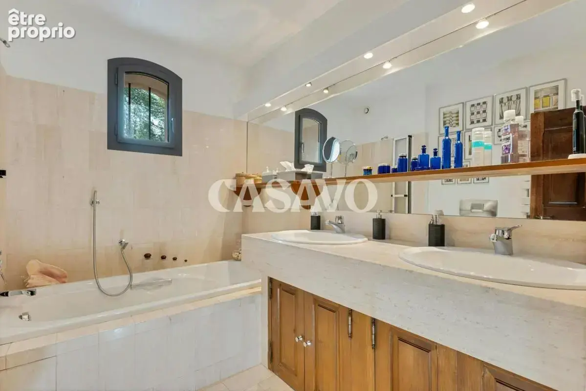 Vente Maison 10 pièces de 315m² - 13100 Saint-Marc-Jaumegarde - photo 17