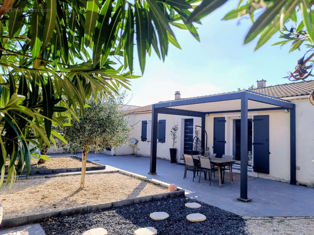 Maison à VESTRIC-ET-CANDIAC