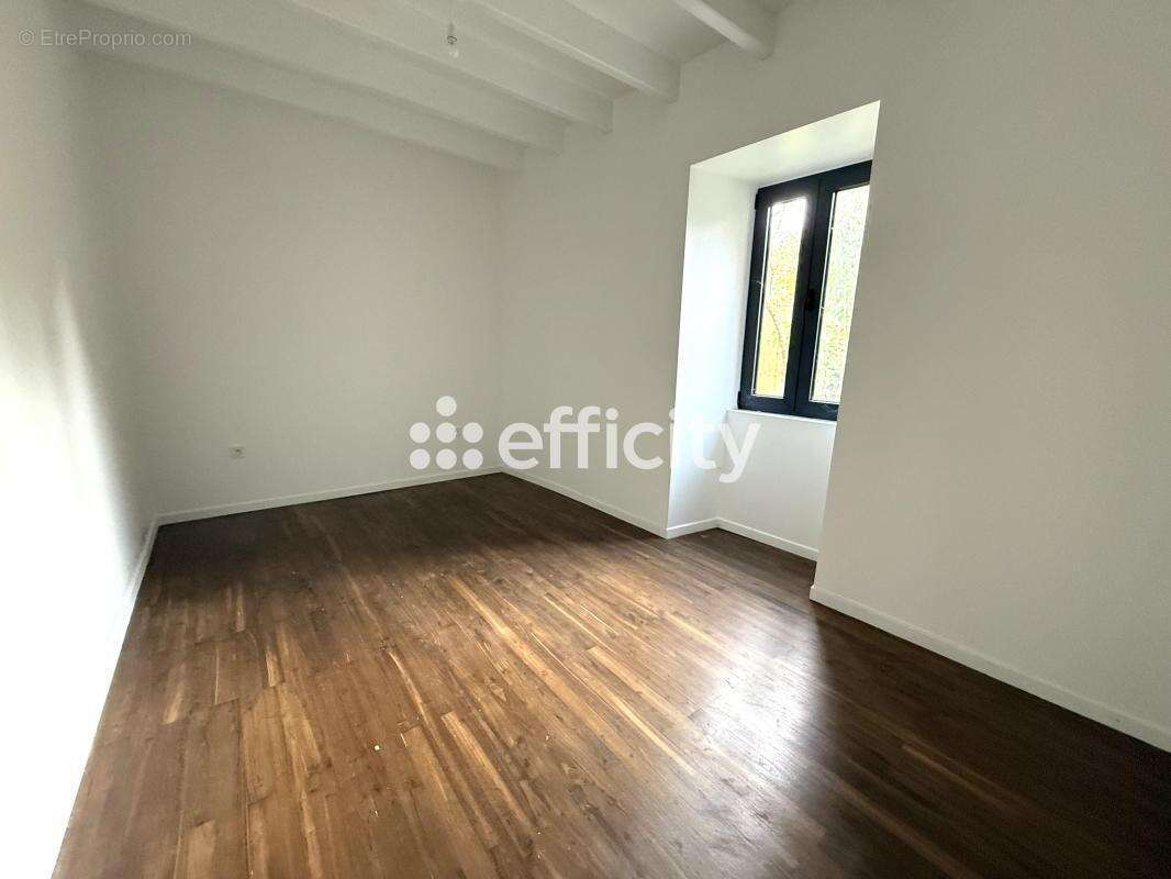 Maison à LA CHAPELLE-POUILLOUX