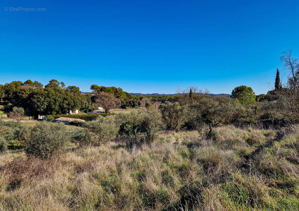 Terrain à LORGUES