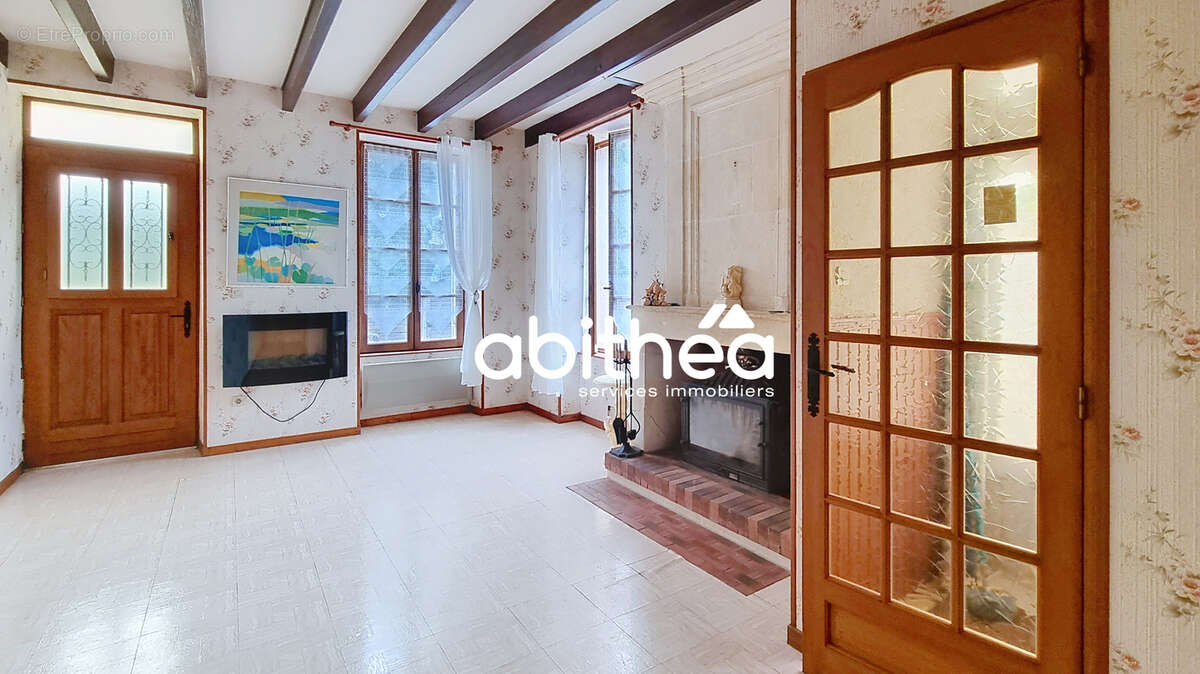 Maison à NIEUL-LE-VIROUIL