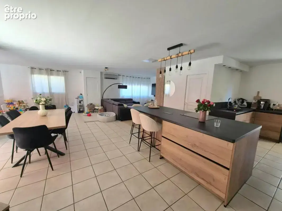 Maison individuelle de plain-pied avec piscine, terrain tout autour – Centre de Roche-la-Molière. DPE C - photo 2