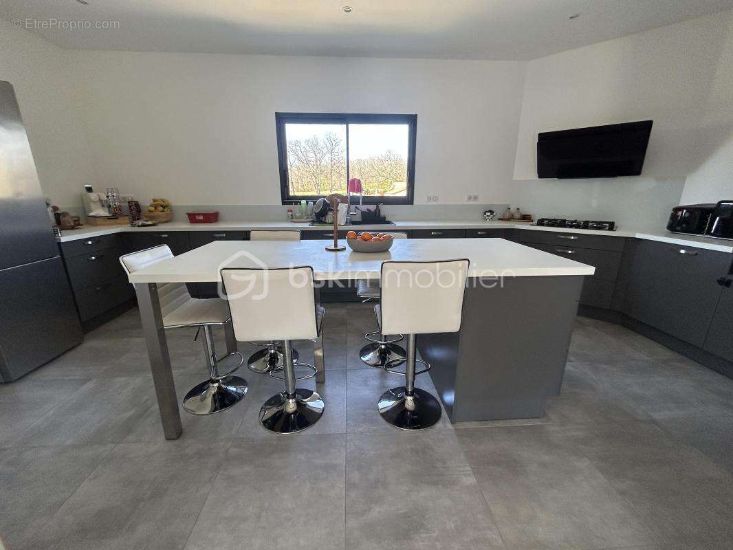 Superbe maison recente - garanties decennales- 4 chambres-double garage - piscine - photo 3