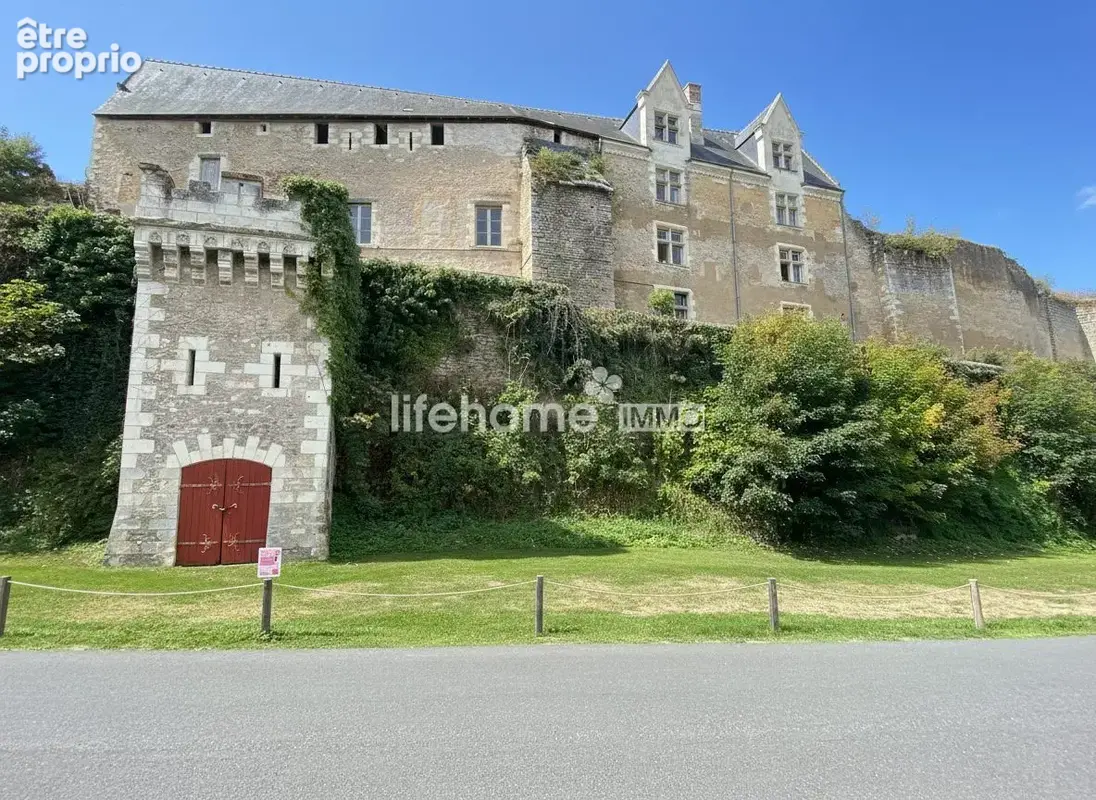 Château dans le village