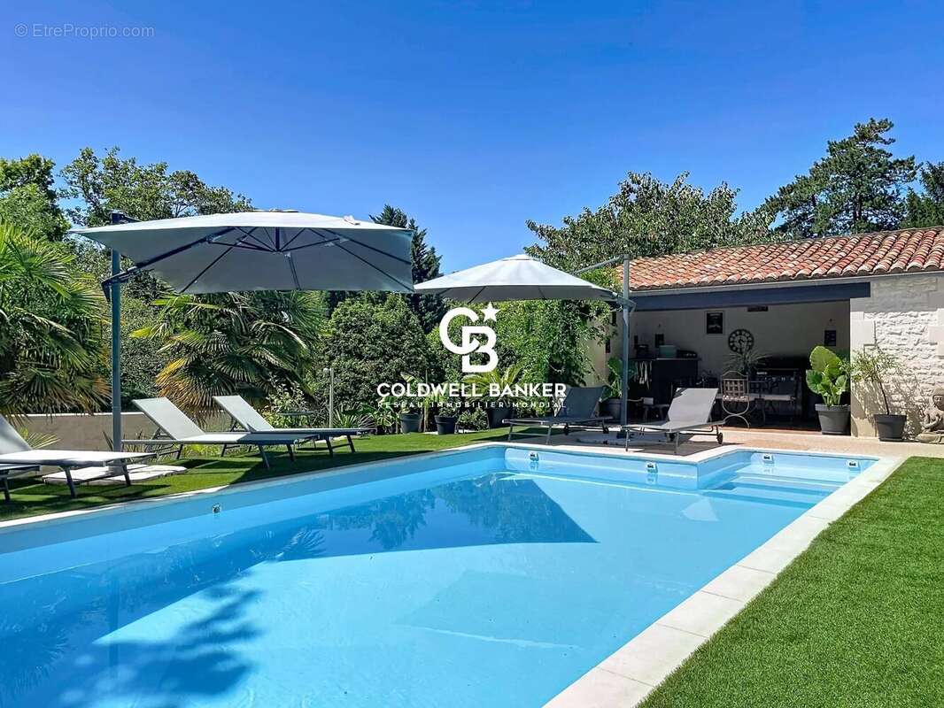 Maison familiale de charme avec piscine et dépendances à Saintes - photo 2