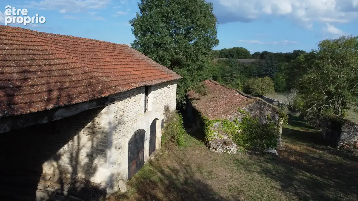 Deux granges en pierre a restaurer sur un terrain de 7195 m2. Puits - photo 11