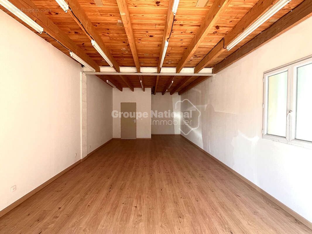 Local commercial  43 m2  neuf proche CV - photo 4