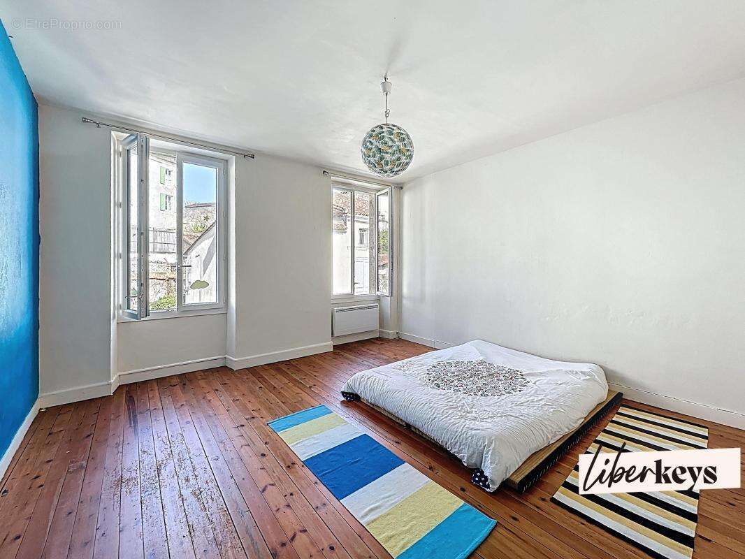 Maison à MONTMOREAU-SAINT-CYBARD