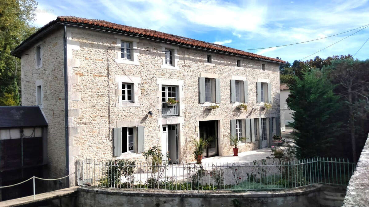 OVERVIEW - Maison à LIZANT