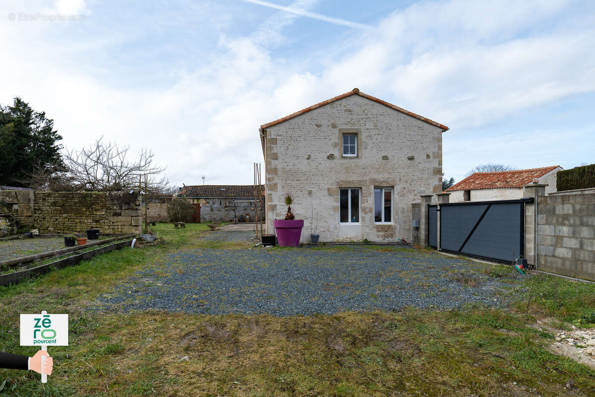 Maison à LES MAGNILS-REIGNIERS