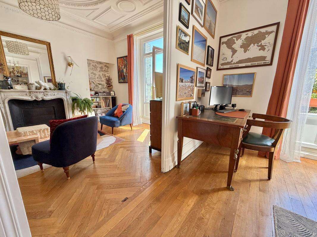 Appartement ancien T 4 - 89 m²- centre-ville - 2 chambres- Balcons, Cave - photo 4