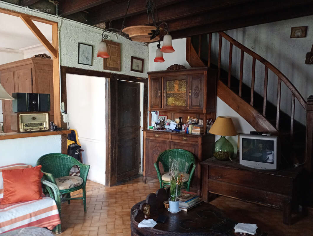 Maison indépendante en pierre de 70m2 sur un terrain de 2092 m2. - photo 2