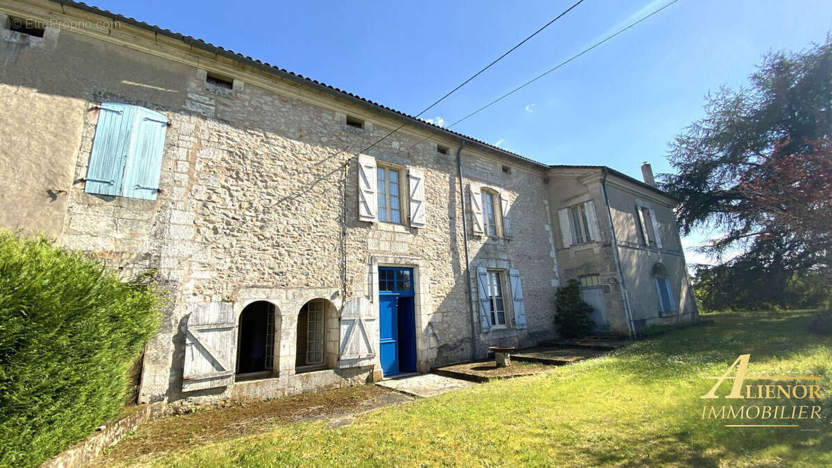 Demeure seigneuriale à la campagne, entre Angoulême et Brantôme - photo 2