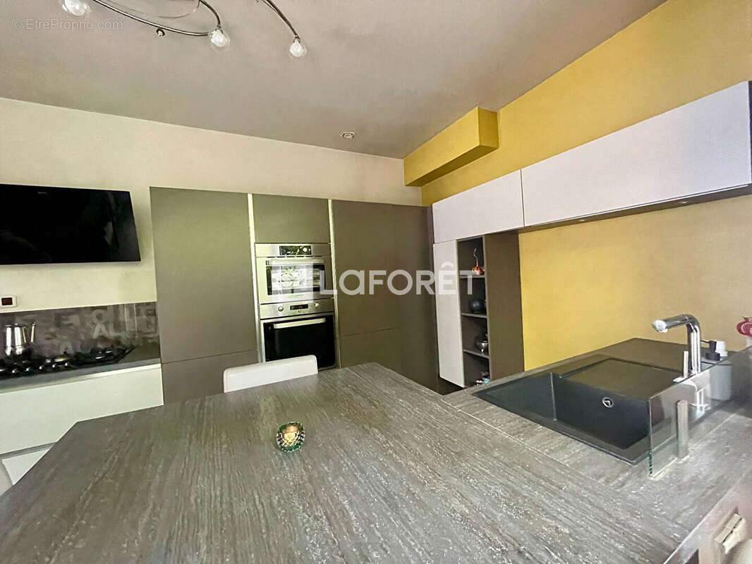 Maison de caractère avec 5 chambres, jardin et deux garages - Rare à la vente - photo 5
