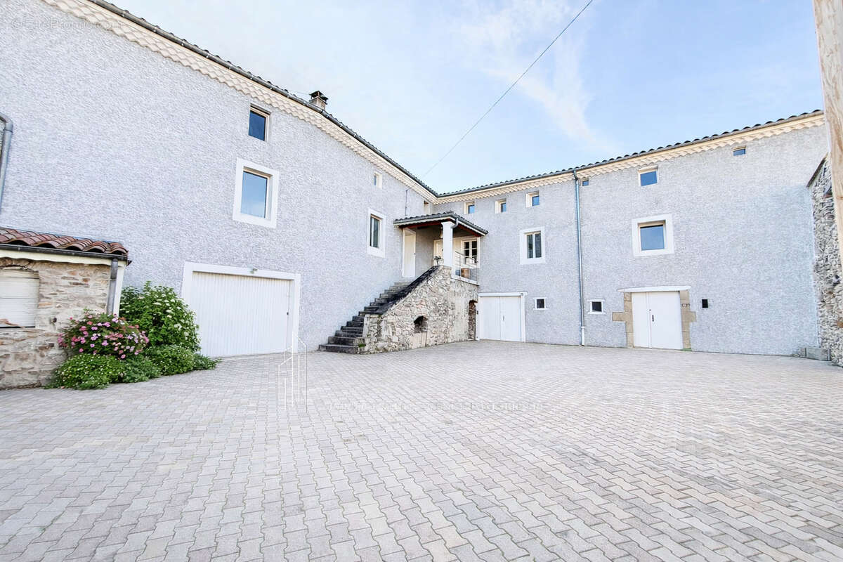 Maison à SAINT-JEAN-DE-MUZOLS