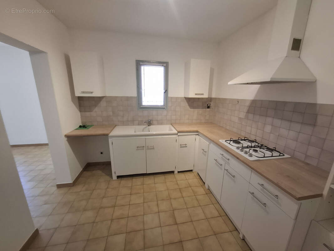 Maison de plain-pied avec cour et parking - photo 7