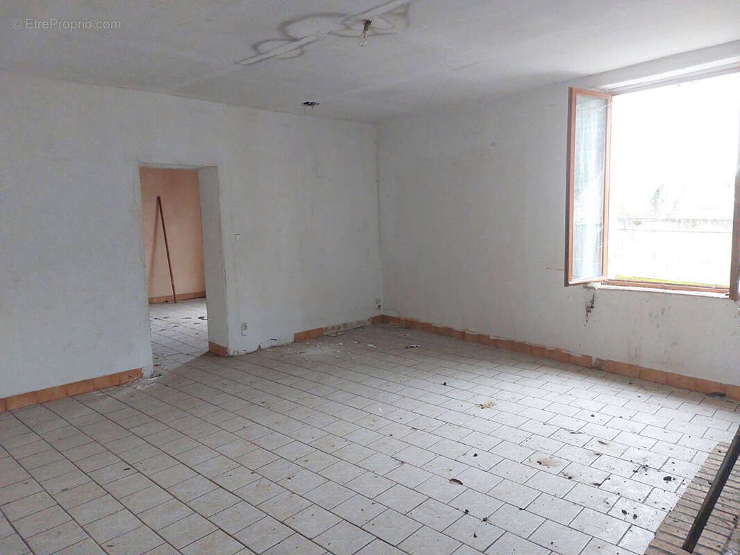 Maison à DUN-SUR-AURON