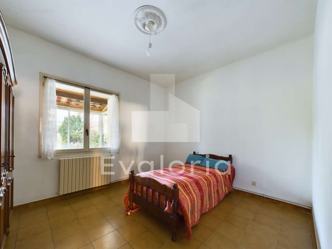 Chambre de 13,50 m² exposée sud-ouest.