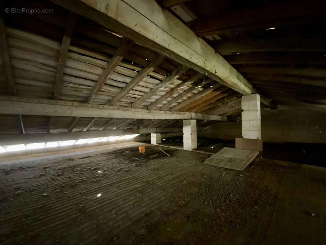 Parking à SAINT-GENIS-DE-SAINTONGE