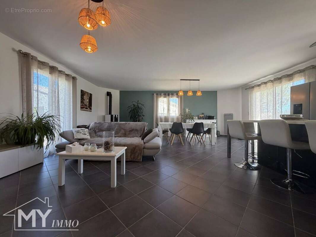 LE FLEIX : Maison de 2011 avec double garage et jardin - photo 3