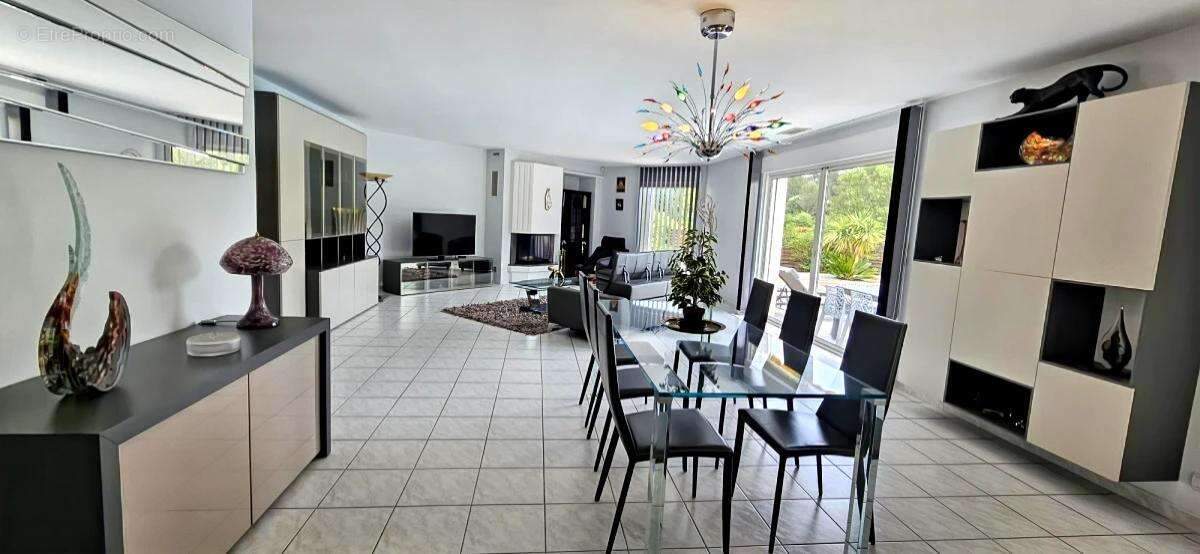 Maison 240 m² à Saint-Clement-De-Riviere  - photo 6