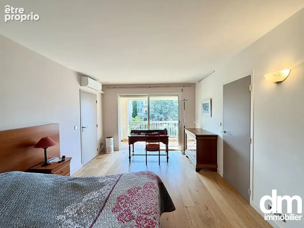 Appartement de type 4 avec trois terrasses, loggia, garage et deux caves. - photo 12