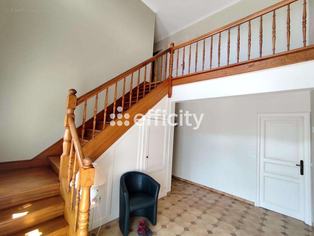 Maison 173 m² à La Vergne  - photo 6