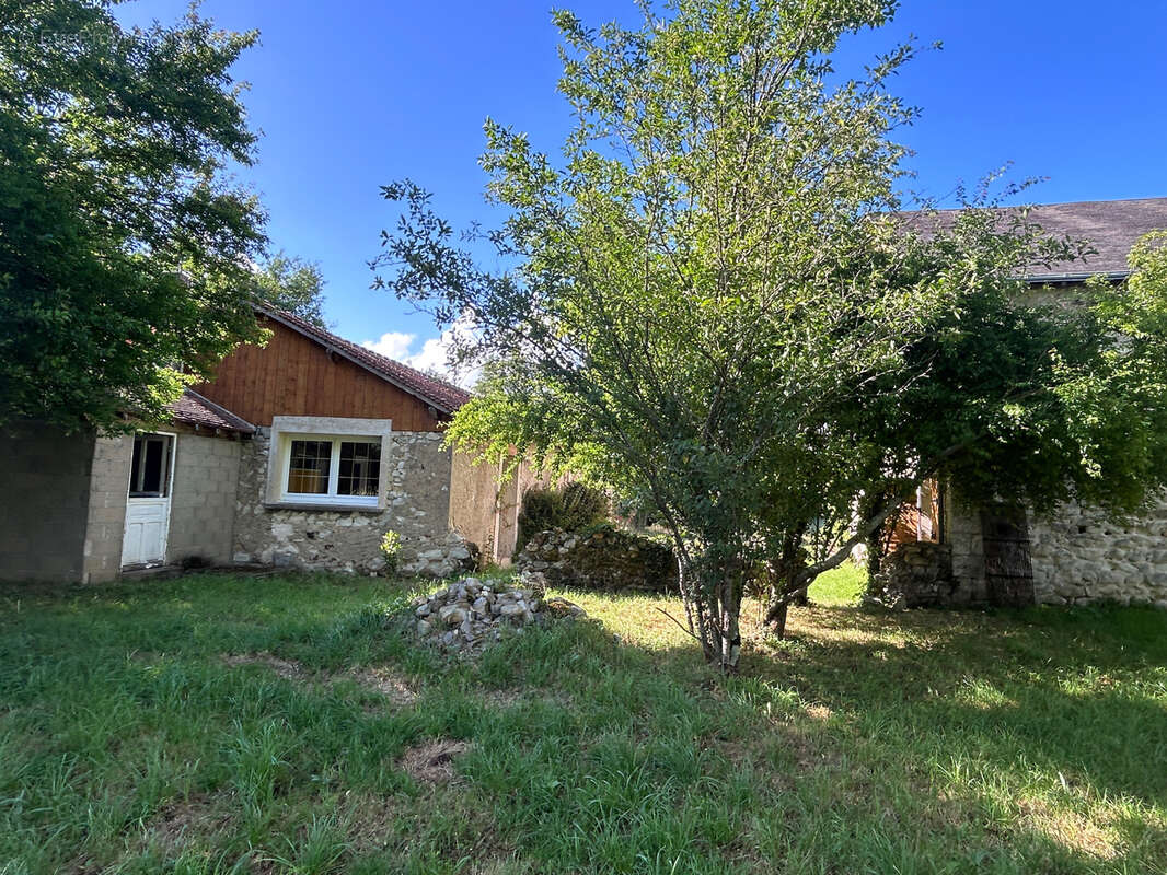 propriété située en  hameau Maison 100 m2 entièrement rénovée avec dépendances et terrain de plus d'un hectare - photo 23