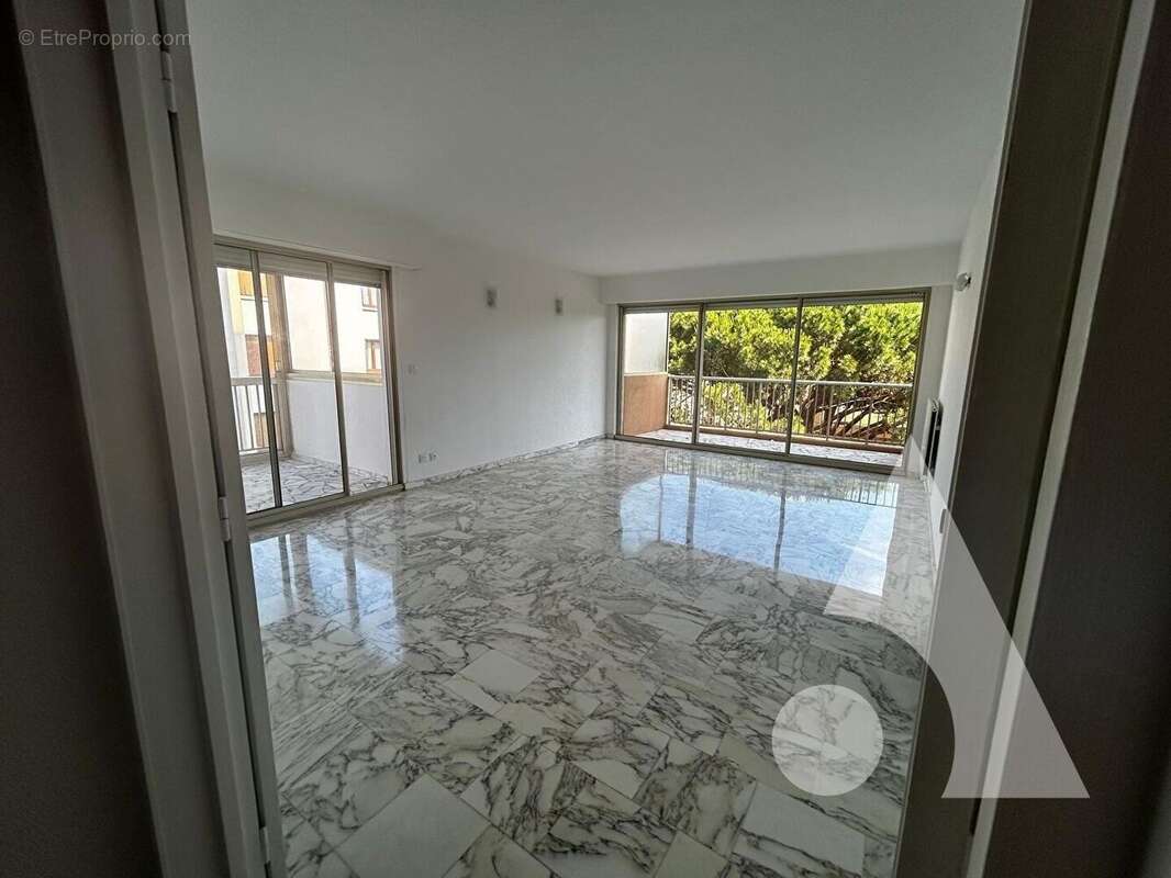 St Raphaël  4 p - 104,65 m²  carrez-  Beaux volumes, lumineux et idéalement situé - photo 3