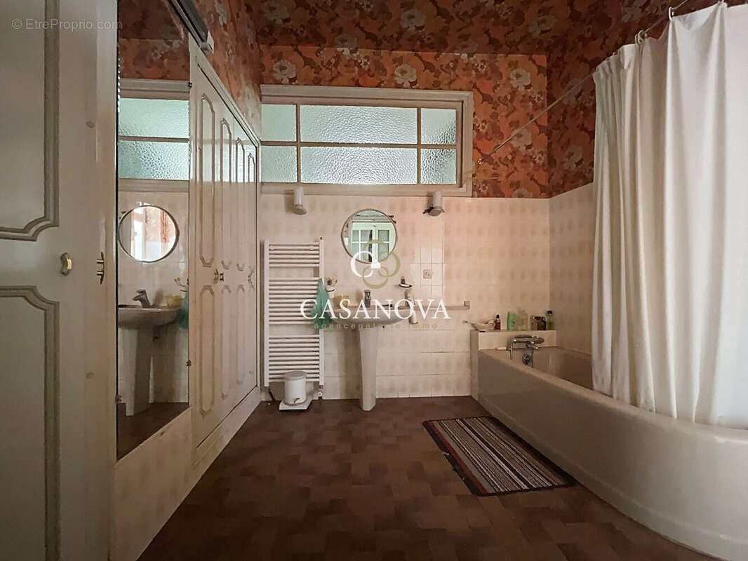 À vendre à Hérépian : grande maison de ville 300 m² avec cour, 2 garages, terrasses et fort potentiel de rentabilité proche de L - photo 9