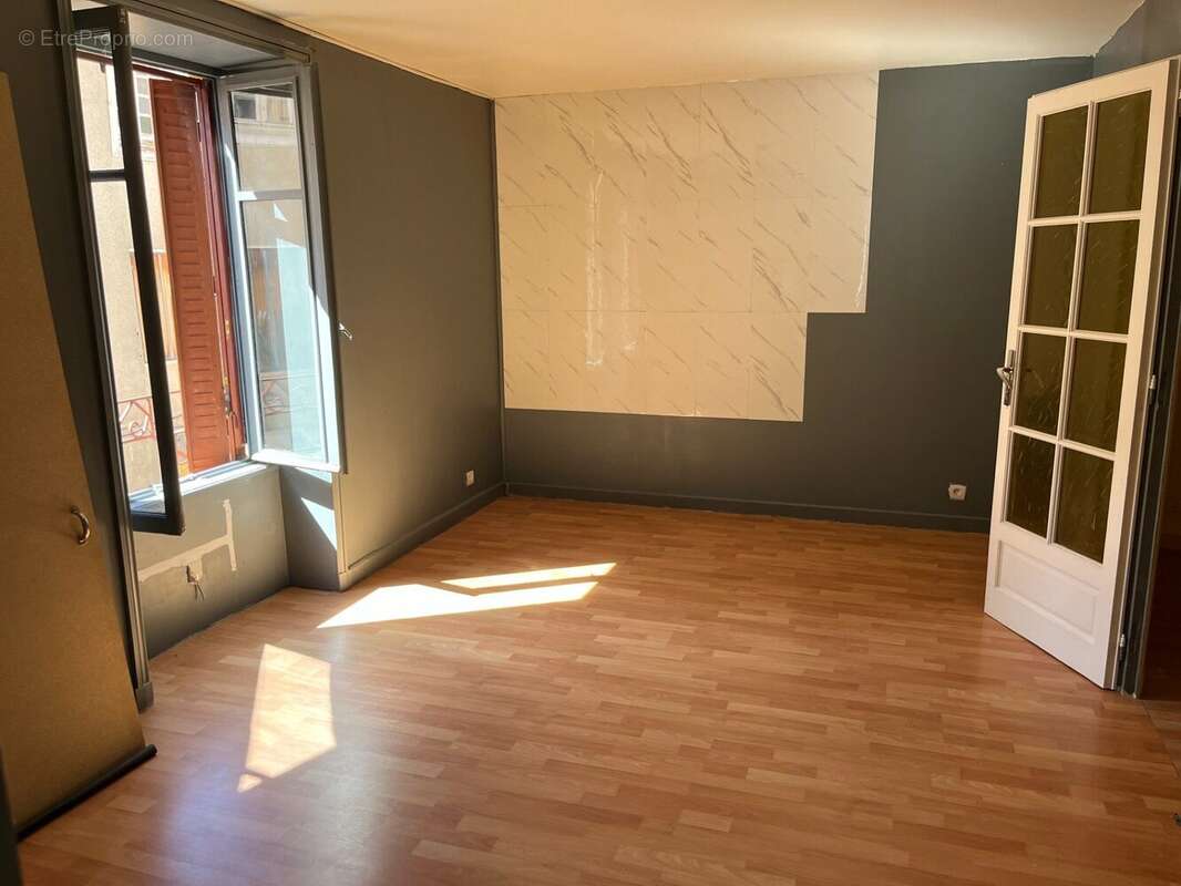 Appartement à COURS-LA-VILLE