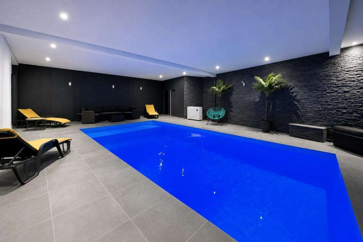 Villa unique avec piscine intérieure et porte historique - photo 6