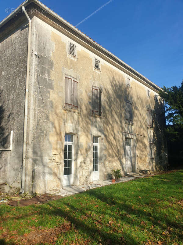 Maison à BARBEZIEUX-SAINT-HILAIRE