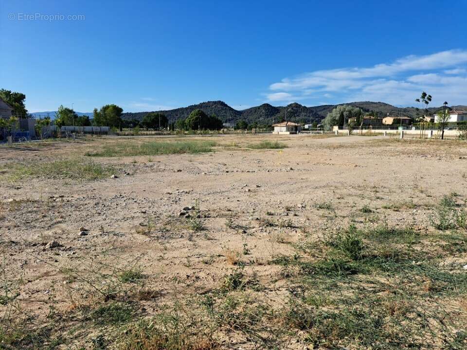 Terrain 300 m² à Peyrolles-En-Provence  - photo 5