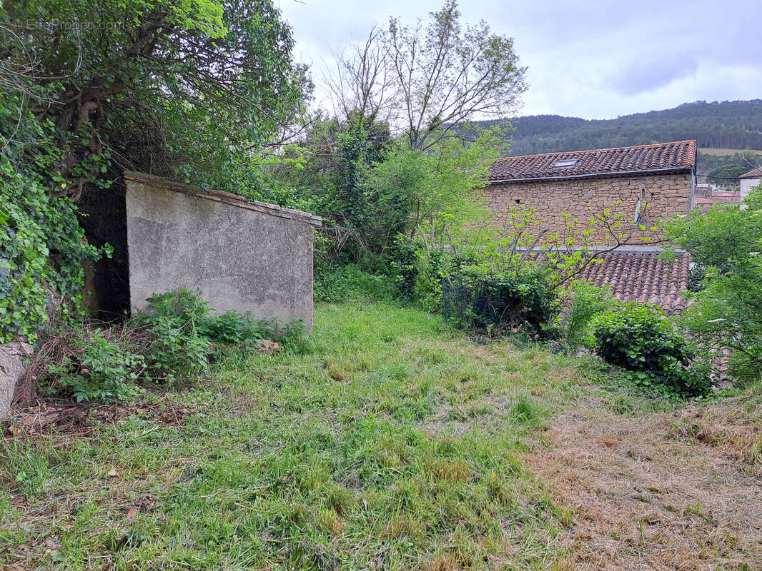 Grande maison familiale avec jardin, garage et dépendances - photo 8