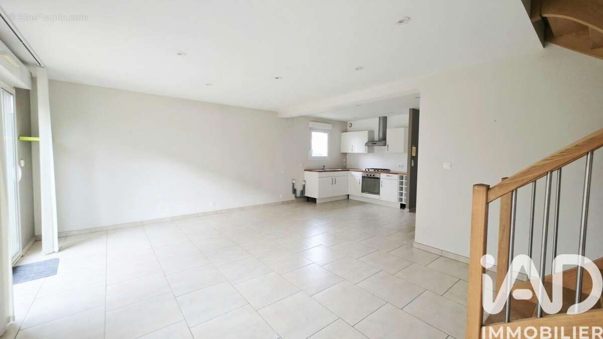 Photo 3 - Maison à VEAUCHE