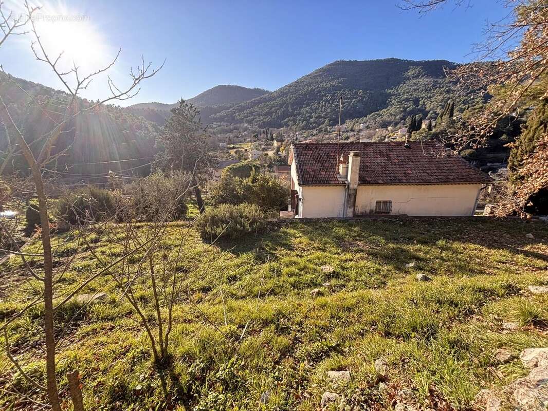 Terrain à TOURRETTE-LEVENS