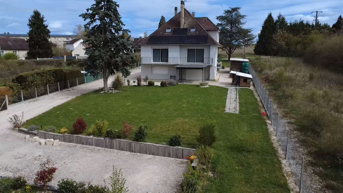 Maison à AILLANT-SUR-THOLON