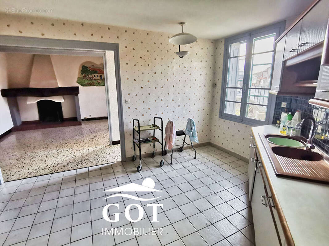 Maison à vendre à Saint Hippolyte avec dépendances, appartement T2 et grands garages, Fort potentiel  8 pièce(s) 276 m2 utiles - photo 4