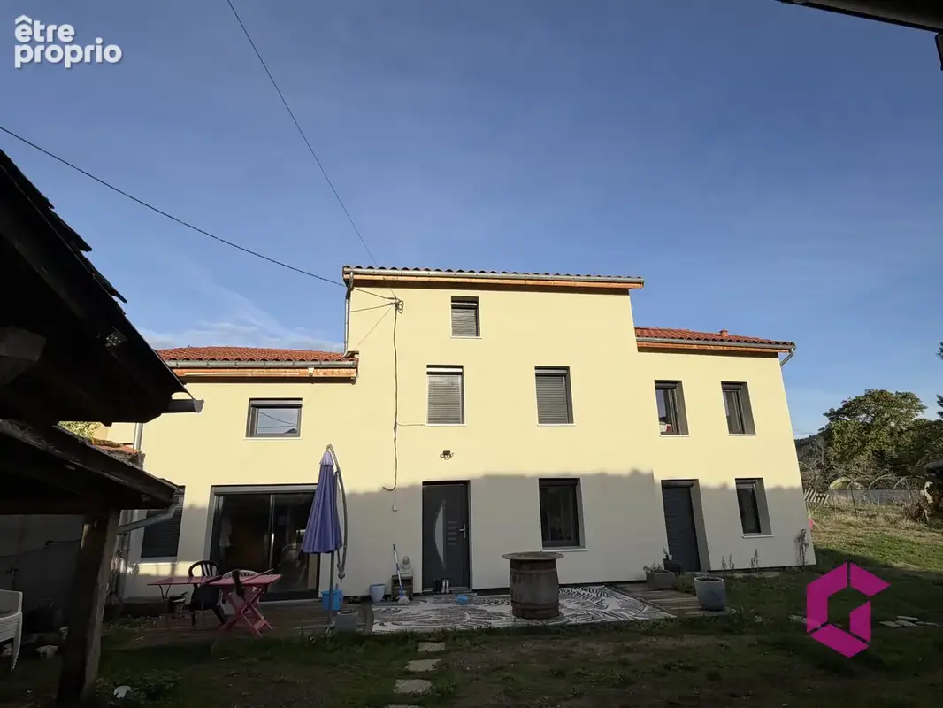 Maison ancienne rénovée avec dépendances et terrain - photo 2