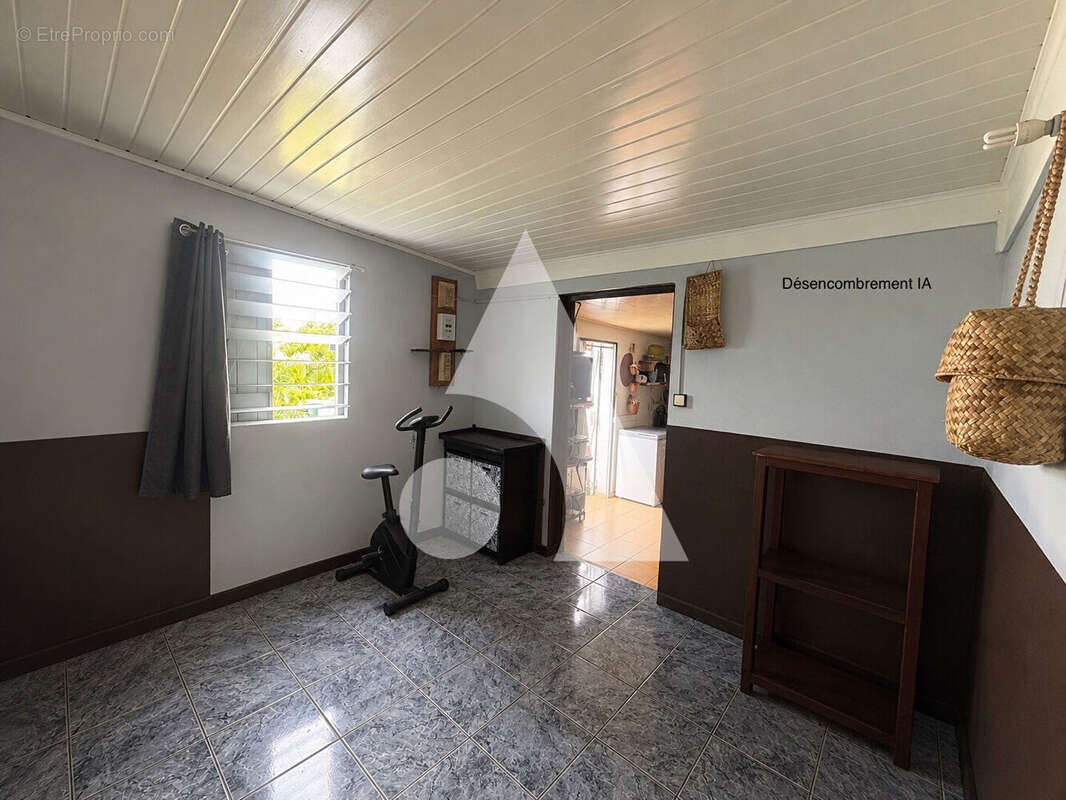 Terre Sainte  F3 de plain-pied avec grand jardin et fort potentiel - photo 8