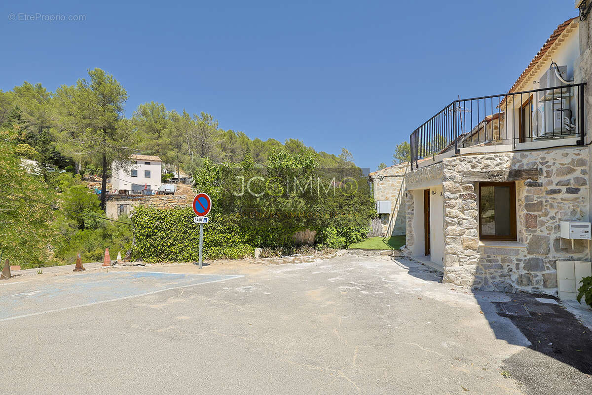 Maison à SOLLIES-TOUCAS
