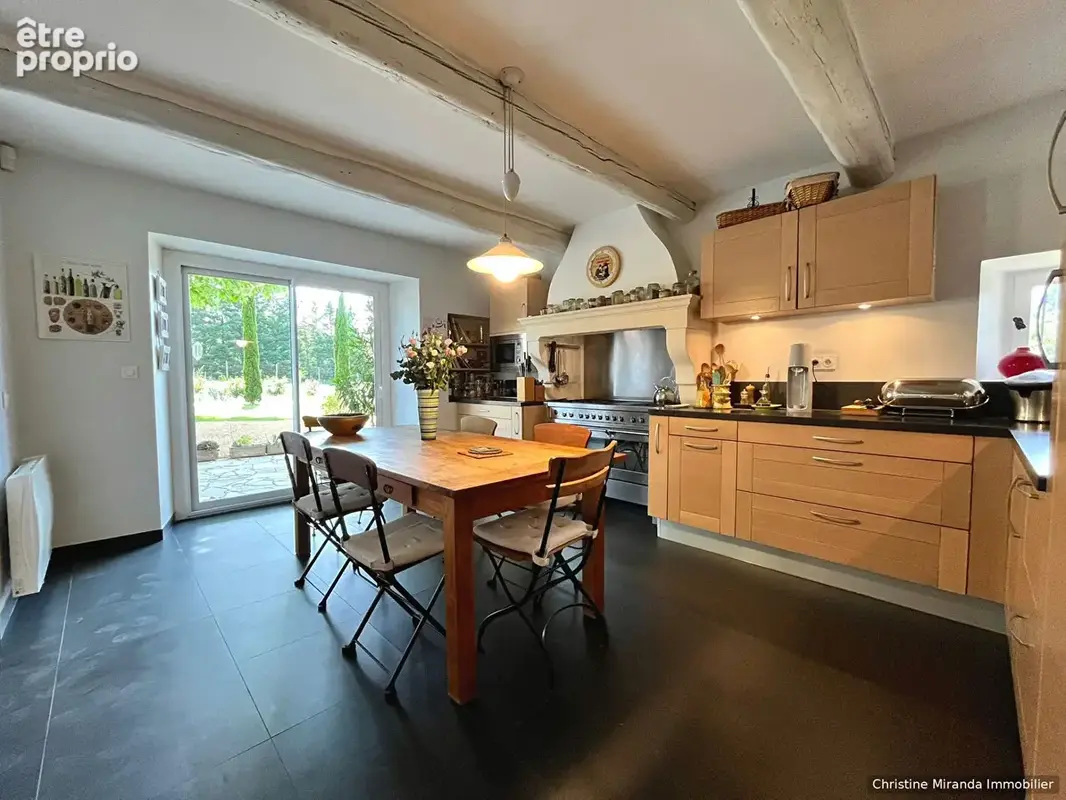 Ancienne ferme provençale de 170 m² avec piscine et dépendances sur 5 131 m² - photo 2