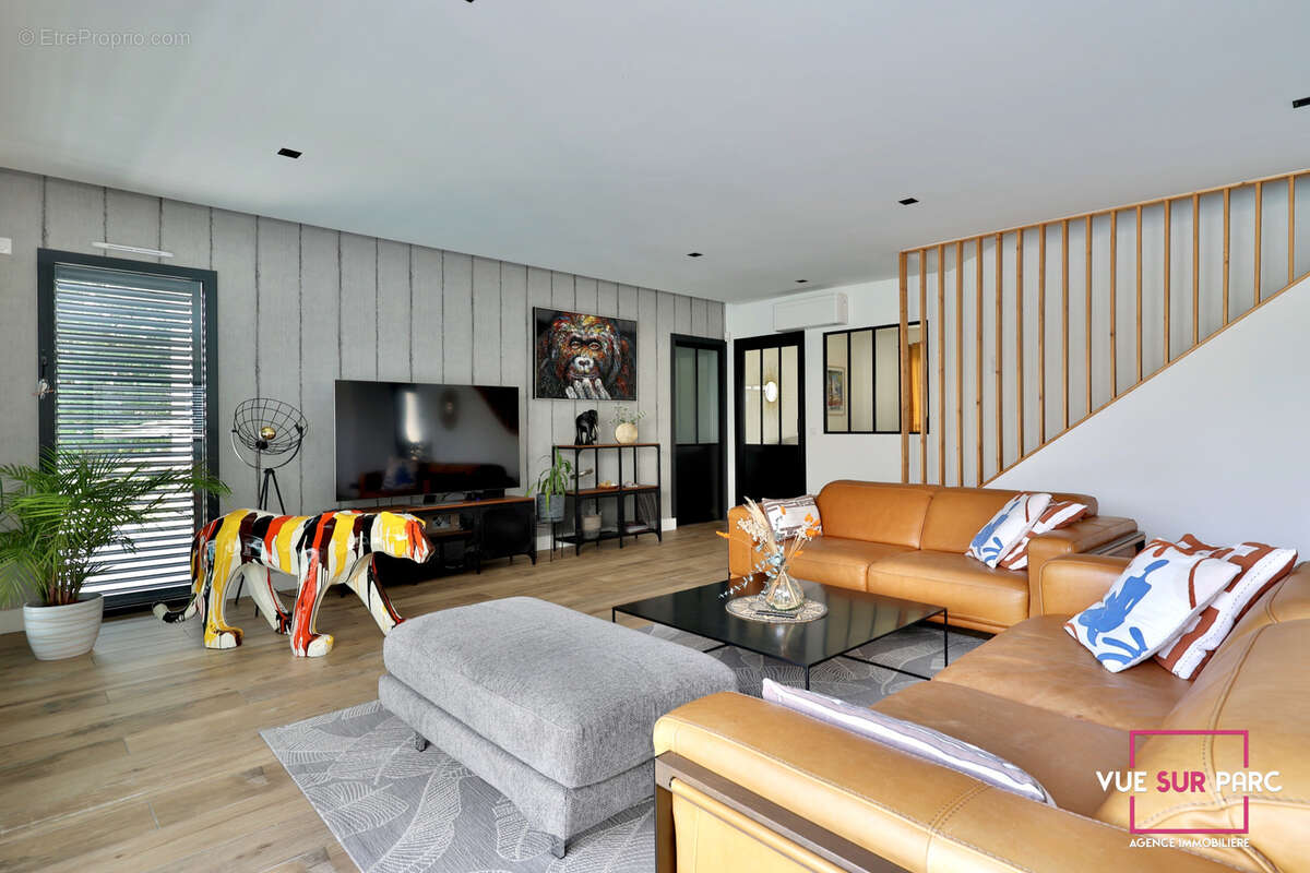 Maison à LA TOUR-DE-SALVAGNY