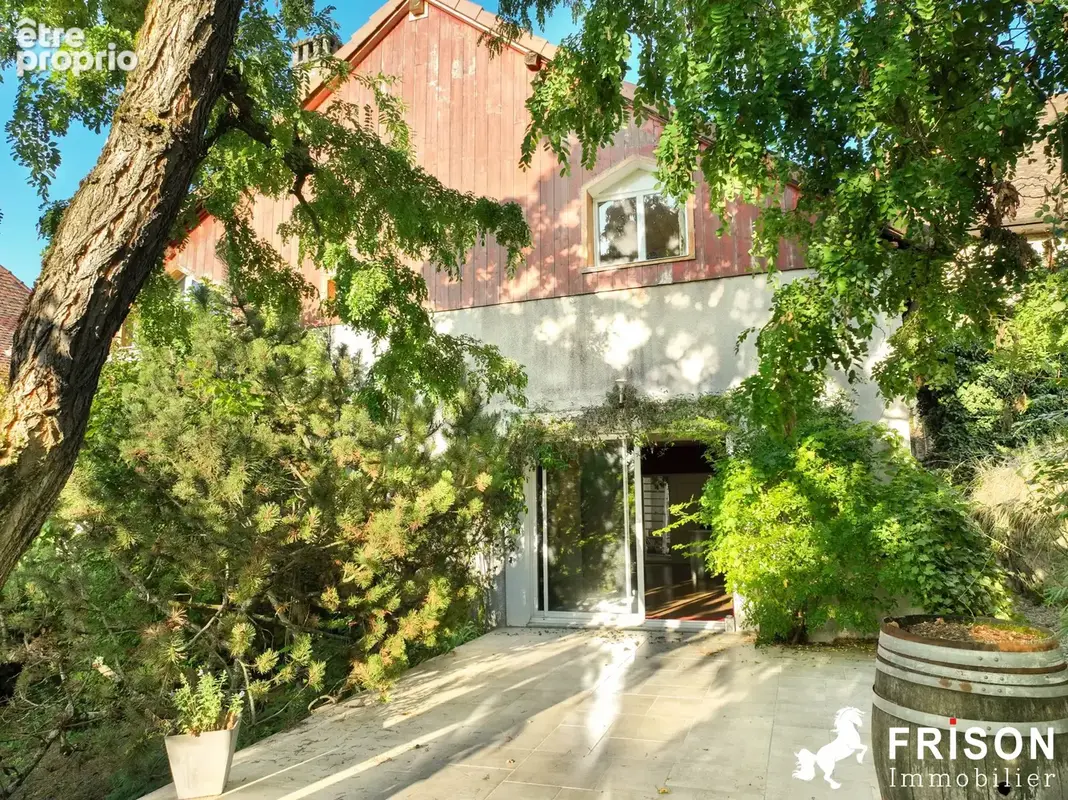 Façade et terrasse ouest